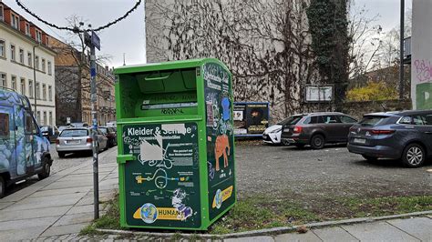 Ein Bild von einem Altkleidercontainer, der mit der Aufschrift 