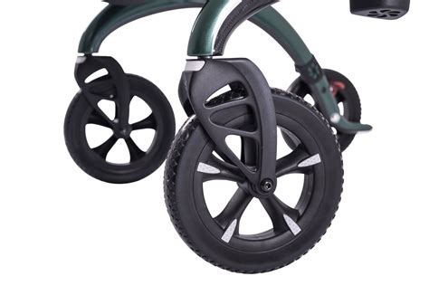 Nahaufnahme der Räder und des Faltsystems eines modernen Kinderbuggys