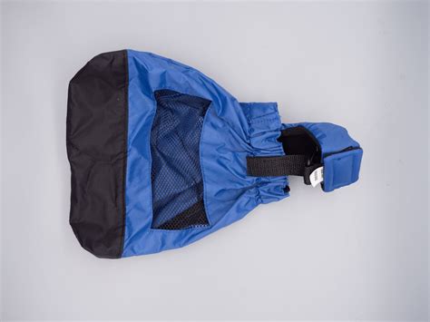 Illustration eines Hundes im Rutsch- und Schutzsack, der die weiche Fleece-Fütterung und das strapazierfähige Nylonmaterial zeigt.