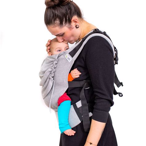 Illustration des schrittweisen Anlegens einer Fullbuckle-Trage