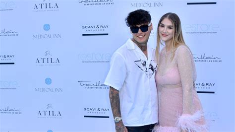 Foto von Lisa Straube und ihrem Ehemann Furkan Akkaya mit ihren beiden Söhnen