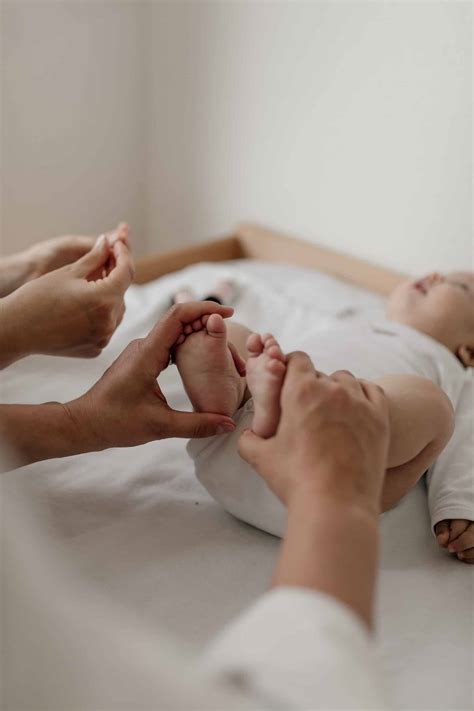 Foto: Mutter mit Baby bei einer Babymassage