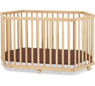 Darstellung eines geräumigen Laufgitters mit verstellbarem Boden und kindgerechter Polsterung