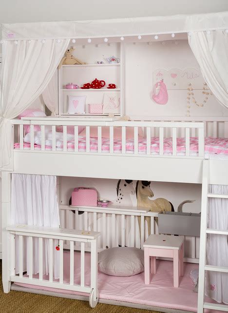 Foto eines stilvollen Laufstalls von Isle of Dogs Design in einem hellen Kinderzimmer