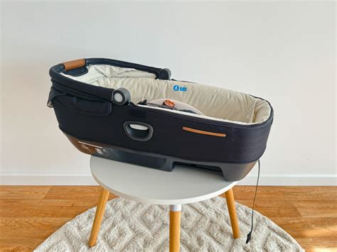 Detailansicht der Joie Signature Calmi R129 Eclipse Babywanne mit Fokus auf die flache Liegeposition