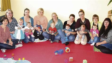 Eine Gruppe von Müttern mit ihren Babys bei einem Rückbildungskurs