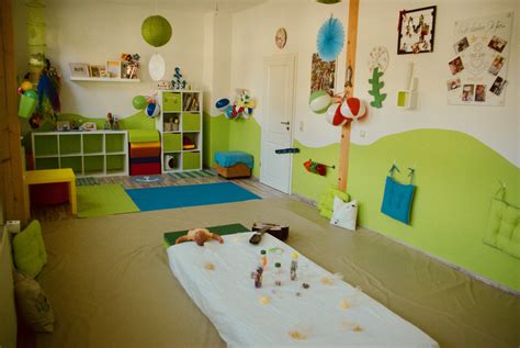 Illustration einer PEKiP-Gruppe mit Eltern und Babys in einem warmen Raum