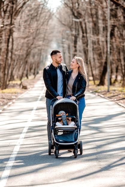 Familie mit einem MOON Kinderwagen im Park