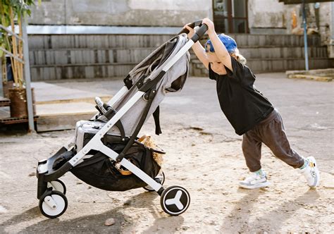 Nahaufnahme des höhenverstellbaren Schiebegriffs eines MOON Kinderwagens