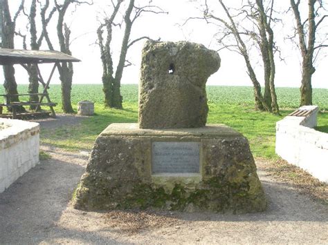 Der Hoyerstein (Der Löchrige Stein) mit seinem charakteristischen Loch