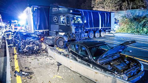 Dashcam-Aufnahme eines Beinahe-Unfalls mit Elchen auf einer Autobahn