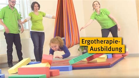 Ein Kind in einer Ergotherapie-Sitzung mit therapeutischen Geräten.