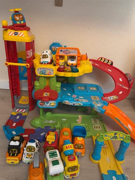 Illustration verschiedener Vtech Tut Tut Baby Flitzer Sets wie Parkhaus, Flughafen und Baustelle
