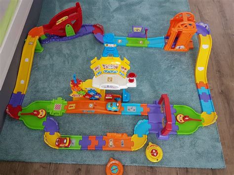 Detailaufnahme eines Vtech Tut Tut Baby Flitzer Fahrzeugs, das durch einen Looping fährt