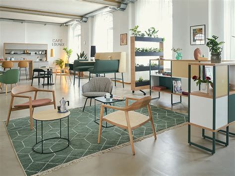 Innenraum des Café Blume mit Holzrutsche und Sitzbereichen für Familien