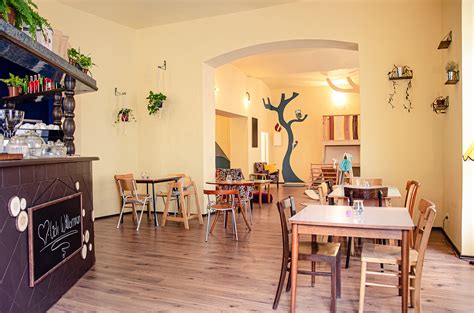 Außenansicht des Familiencafé Mi Mundo mit Terrasse