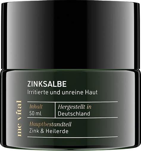Collage aus verschiedenen Hausmitteln zur Pickelbehandlung: Teebaumöl, Zinksalbe, Heilerde, Rosenwasser.