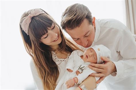Fotografin mit Baby-Accessoires für ein Neugeborenen-Fotoshooting im Krankenhaus