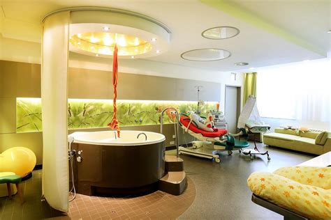 Geburtsstation mit modern ausgestatteten Kreißsälen