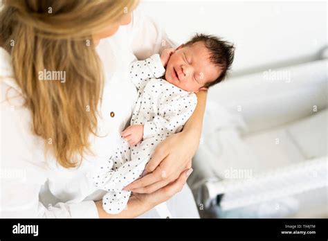 Neugeborenes Baby im Arm der Mutter