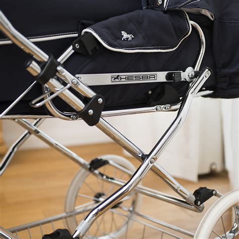 Ein HESBA Kinderwagen im klassischen Design, der Eleganz und Funktionalität vereint.