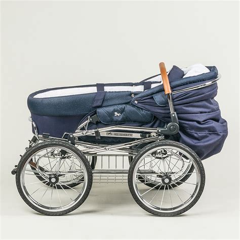 Detailansicht des Sportwagenaufsatzes eines HESBA Kinderwagens mit verstellbarer Rückenlehne und Fußstütze.