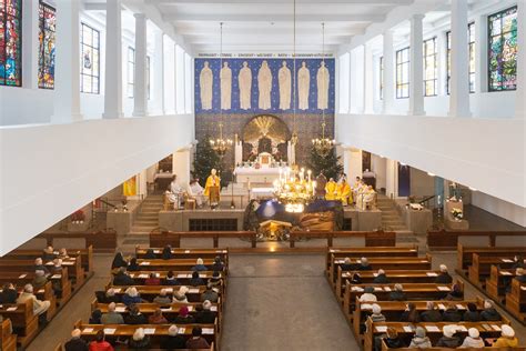 Einladendes Gemeindezentrum der Heilig Geist Kirche Rostock mit Blick auf die Kirche