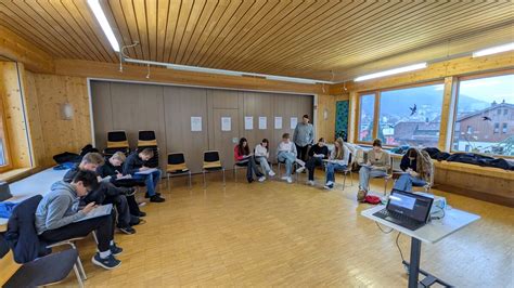 Gruppe von Jugendlichen im Konfirmandenunterricht im Gespräch