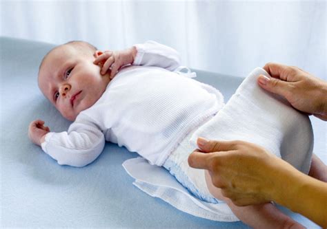 Collage mit verschiedenen Anwendungsmöglichkeiten von Molton-Spucktüchern: Wickeln, Stillen, Kuscheln, als Unterlage.