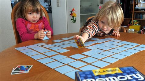 Bild: Kinder spielen Memory mit deutschen Wörtern
