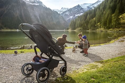 Blick auf den Maxi-Cosi Lila XP Plus mit großen Rädern in einer Outdoor-Umgebung