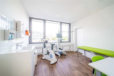 Moderne und einladende Praxisräume einer gynäkologischen Praxis