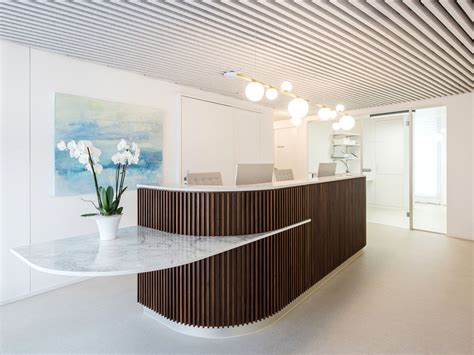 Innenansicht einer modernen gynäkologischen Praxis mit freundlichem Empfangsbereich