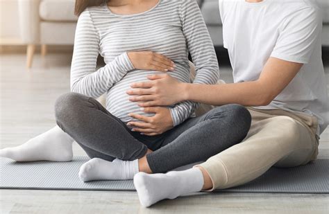 Paar bei einem Geburtsvorbereitungskurs