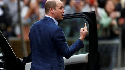 Prinz William zeigt, wie der Maxi-Cosi korrekt im Auto befestigt wird