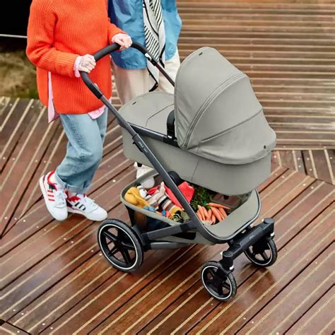 Beispiel für die wiederverwendbare Verpackung des Joolz Geo³, umgewandelt in ein Bastelobjekt für Kinder