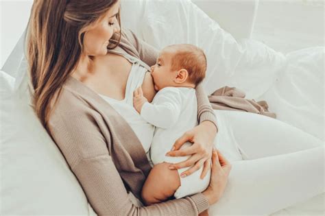 Brustwarzenpflege während der Stillzeit mit verschiedenen Cremes