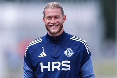 Ein Bild von Loris Karius und Yoshinori Muto mit ihren Unterschriften