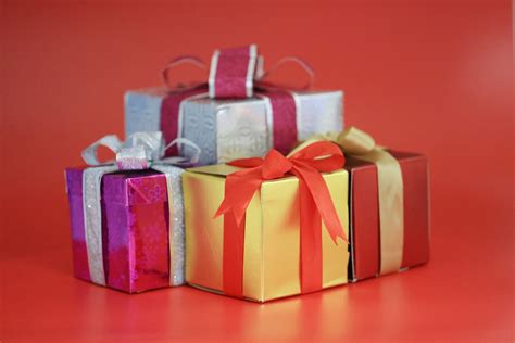 Ein Foto von Kindern, die Geschenke von einer Wohltätigkeitsaktion erhalten