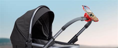 Detailansicht eines flexiblen Kinderwagen-Regenschirms, der an einem Lenker befestigt ist.