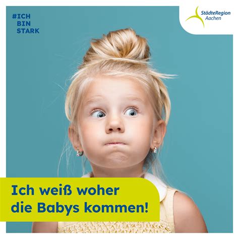 Ein Baby mit seinen Eltern im Wasser, spielerisch und entspannt.