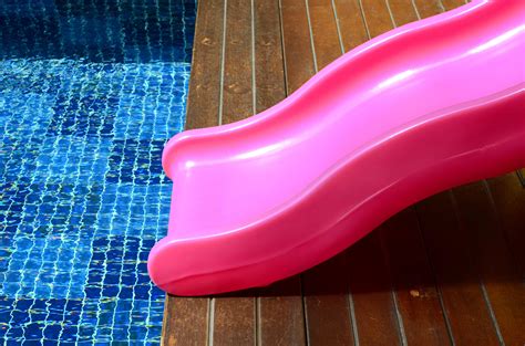 Eine bunte Rutsche für Kleinkinder in einem warmen Schwimmbad.