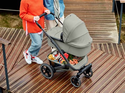 Sitz und Liegeposition des Joolz Geo³ mit Baby