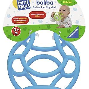 Illustration eines Babys, das den Ravensburger Baliba Ball sicher greift und in den Mund führt.