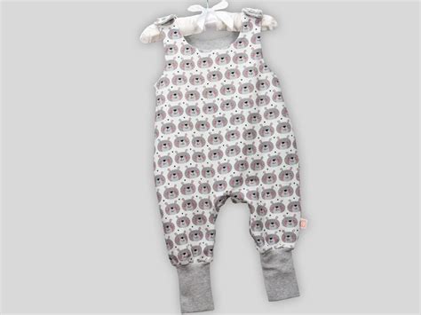 verschiedene Babystrampler mit niedlichen Tiermotiven und Blumen-Prints