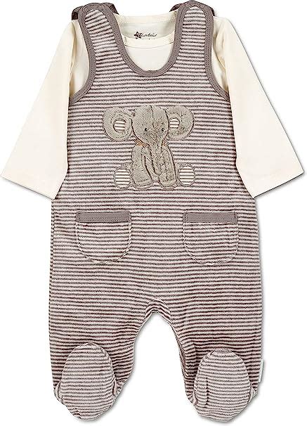 Baby in einem Sterntaler Strampler mit niedlichen Figuren