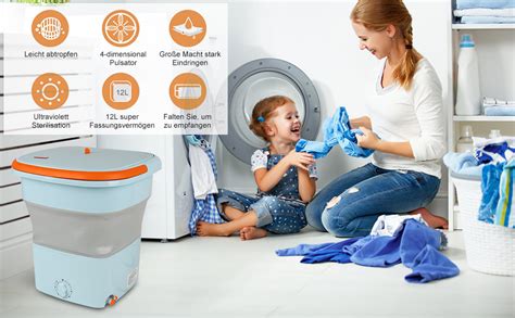 Eine Waschmaschine mit Babykleidung