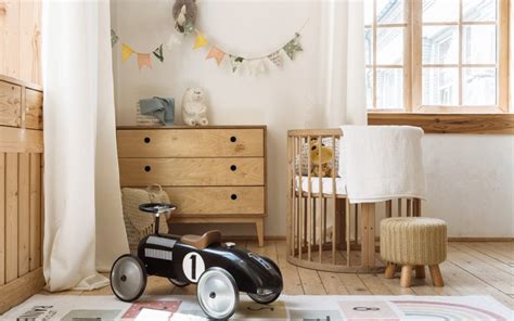 Ein gemütliches Babyzimmer mit Massivholzmöbeln in natürlichen Holztönen