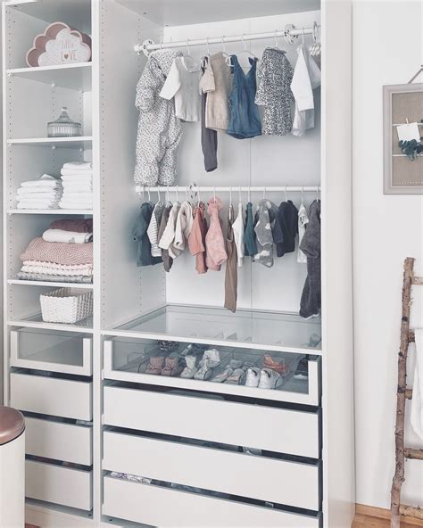 Ein geräumiger Kleiderschrank und passende Regale für das Babyzimmer