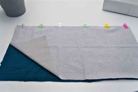 Detailansicht des Zuschneidens der Stoffteile für die Mütze